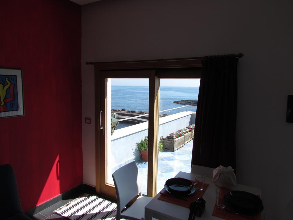La Terrazza Sul Mare Bed and Breakfast Aci Castello Eksteriør billede