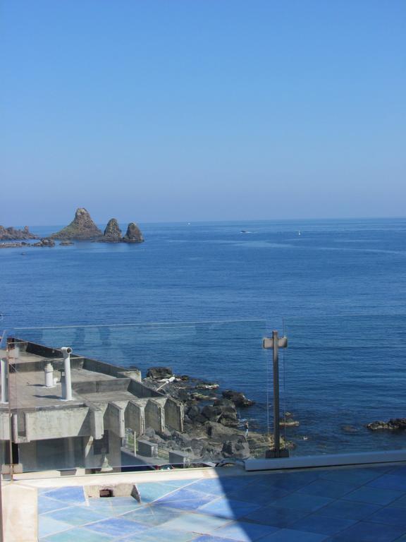 La Terrazza Sul Mare Bed and Breakfast Aci Castello Eksteriør billede